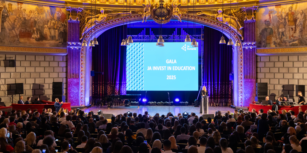 Gala Junior Achievement – Investește în Educație a reunit și premiat cei mai importanți beneficiari și susținători ai programelor, proiectelor și competițiilor JA din acest an școlar